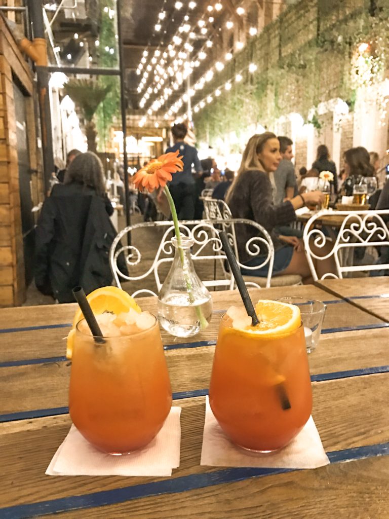 Drinks i Budapest på Mazel Tov
